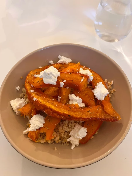 Image de la recette : Potimarron rôti, céréales et chèvre frais