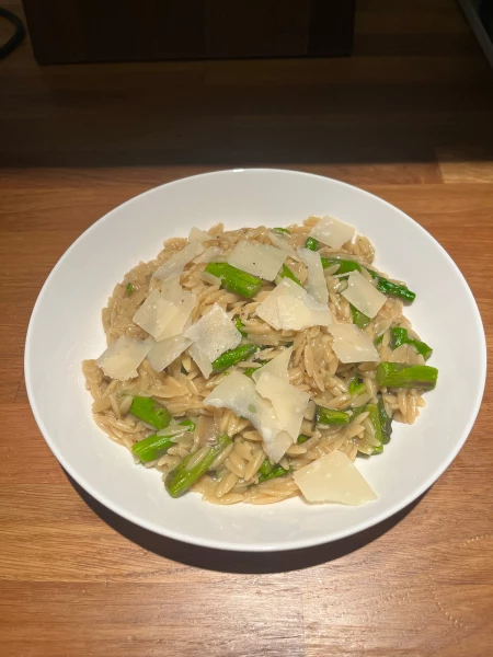Image de la recette : Orzo crémeux asperges et parmesan